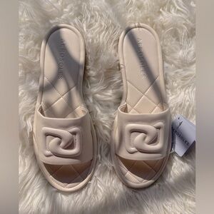 NIB•AEROSOLES Flat Quilted Leathe• pastel cream sandal